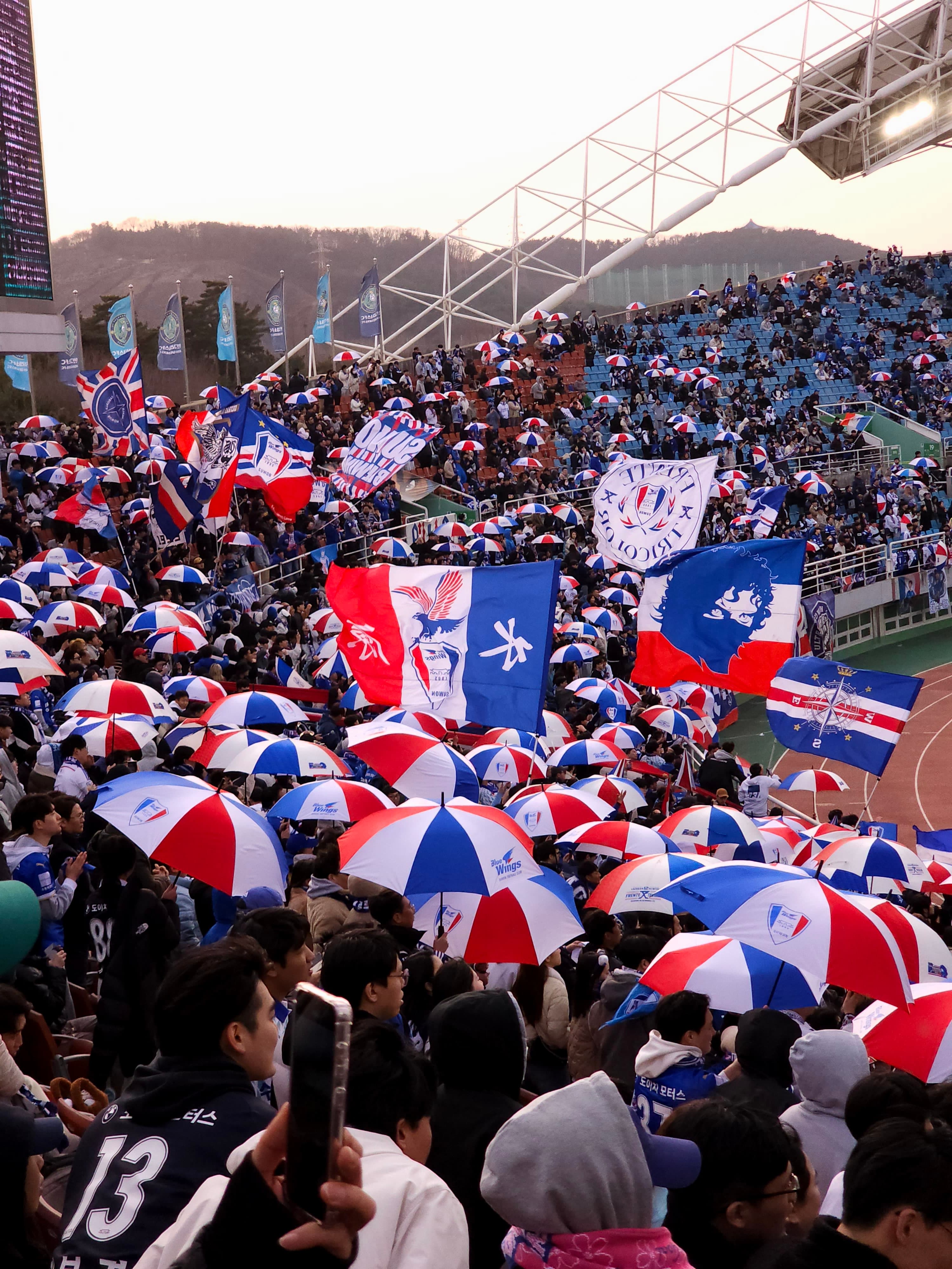 Golang은 map에 대한 atomic 연산을 지원하지 않는다.